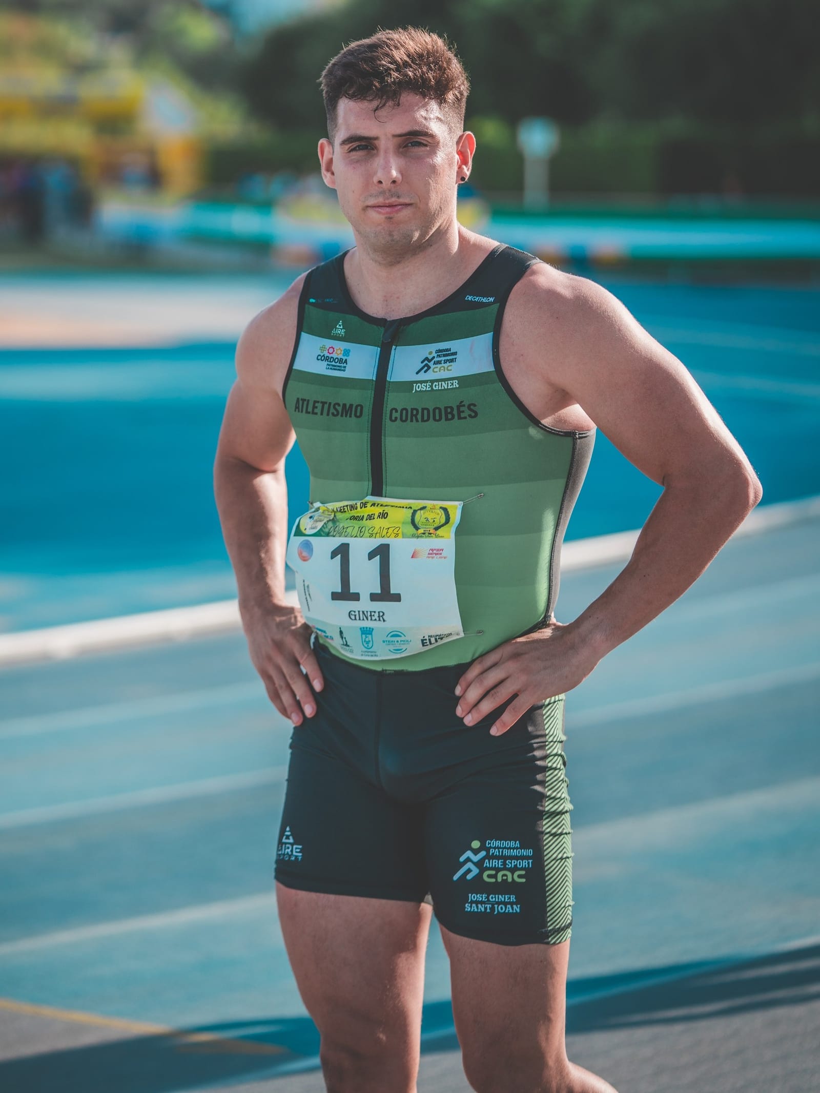 Jose Giner de pie en la pista con la equipación de competición