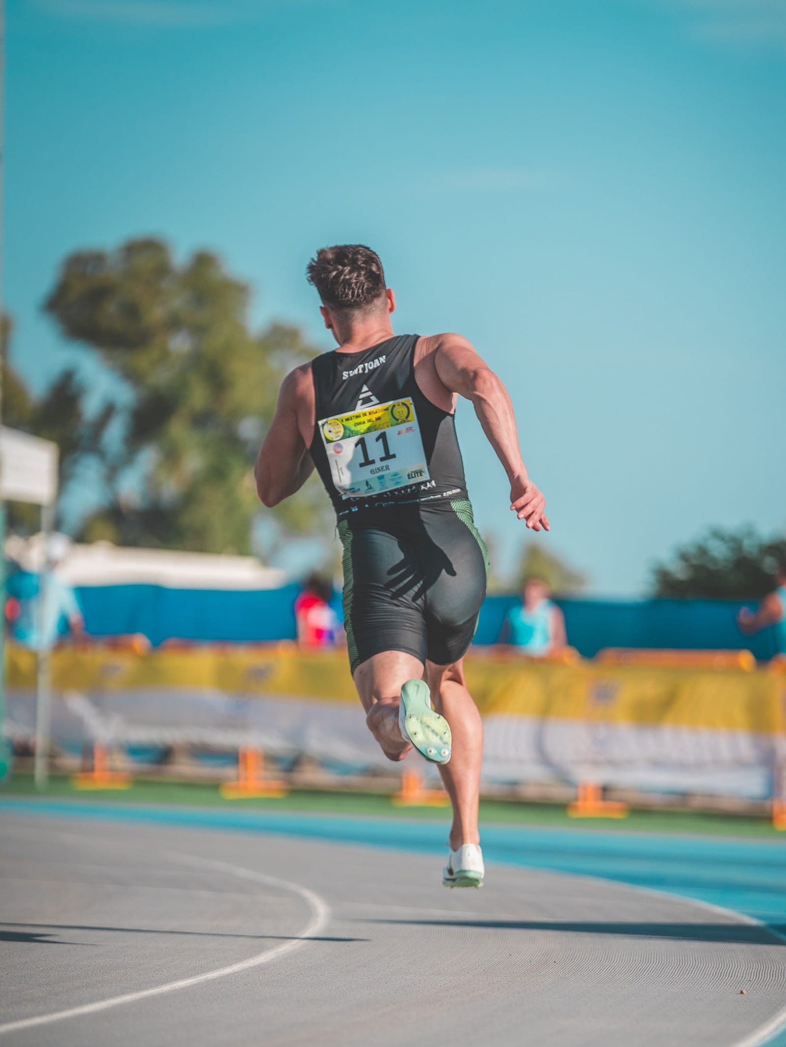 Jose Giner corriendo por la pista con el dorsal 11
