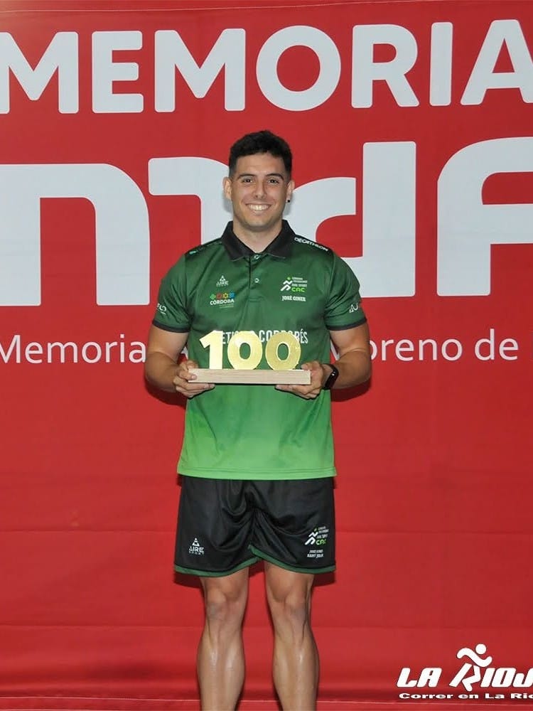 Jose Giner sosteniendo el trofeo de los 100 metros del Memorial de La Rioja