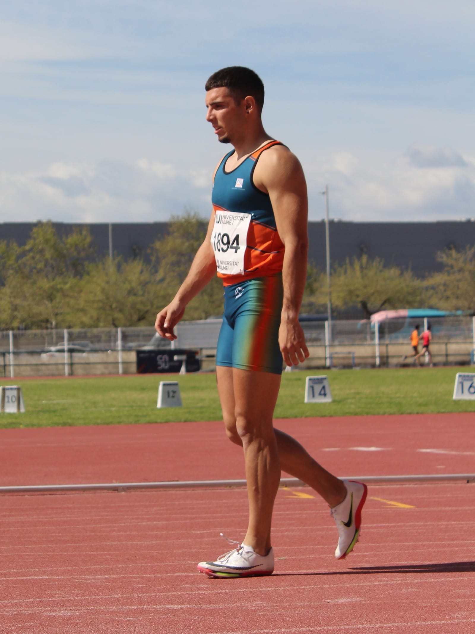 Jose Giner en la pista durante el campeonato autonómico universitario