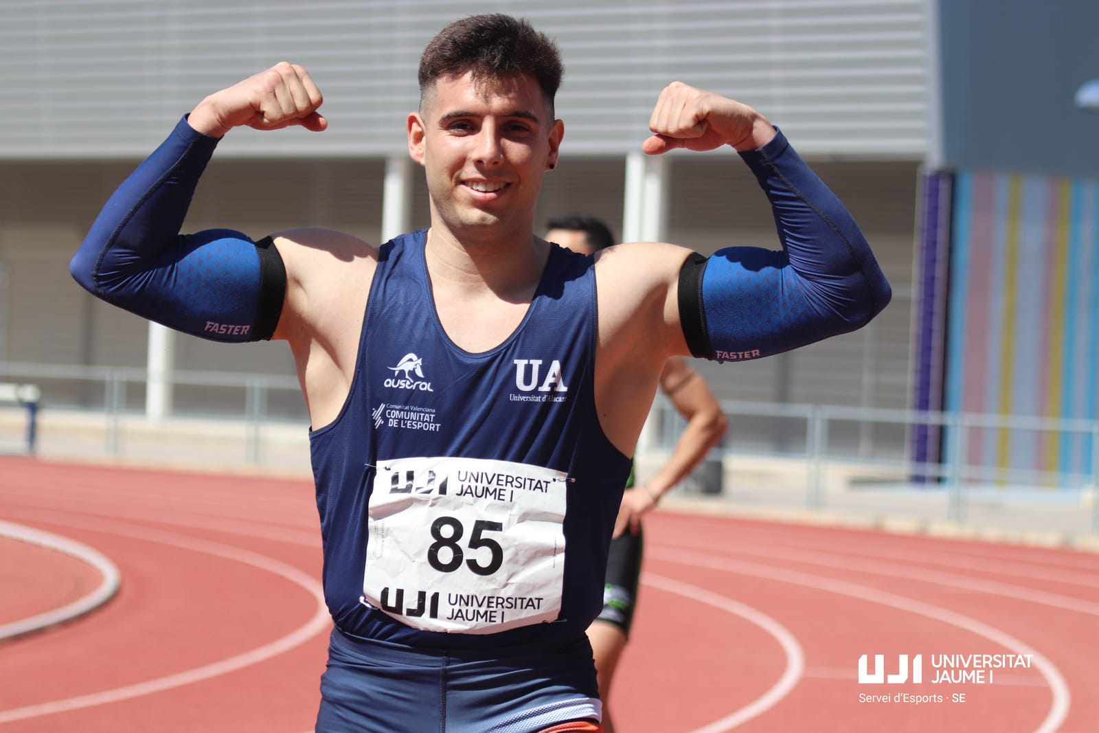 Jose Giner celebrando con los brazos flexionados tras competir con la Universidad de Alicante
