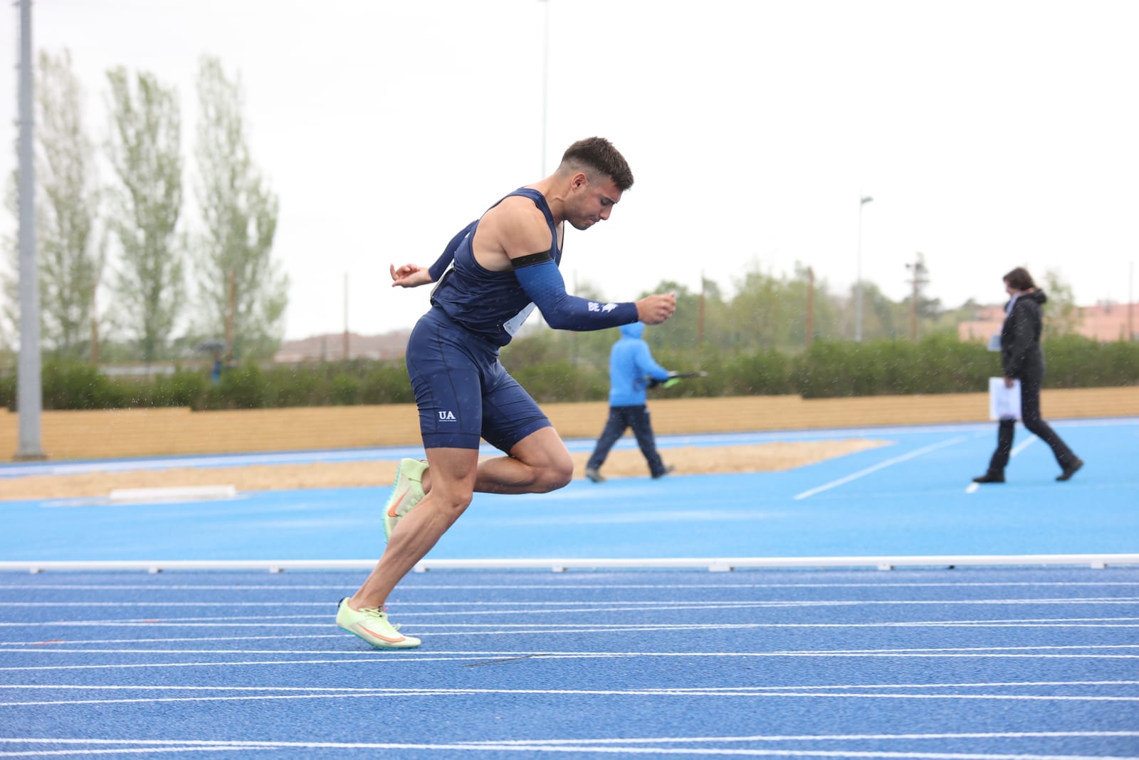 Jose Giner acelerando bajo la lluvia con la equipación de la Universidad de Alicante