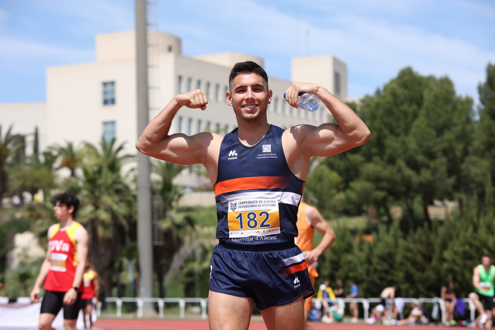 Jose Giner celebrando tras una carrera de 200 metros en Murcia